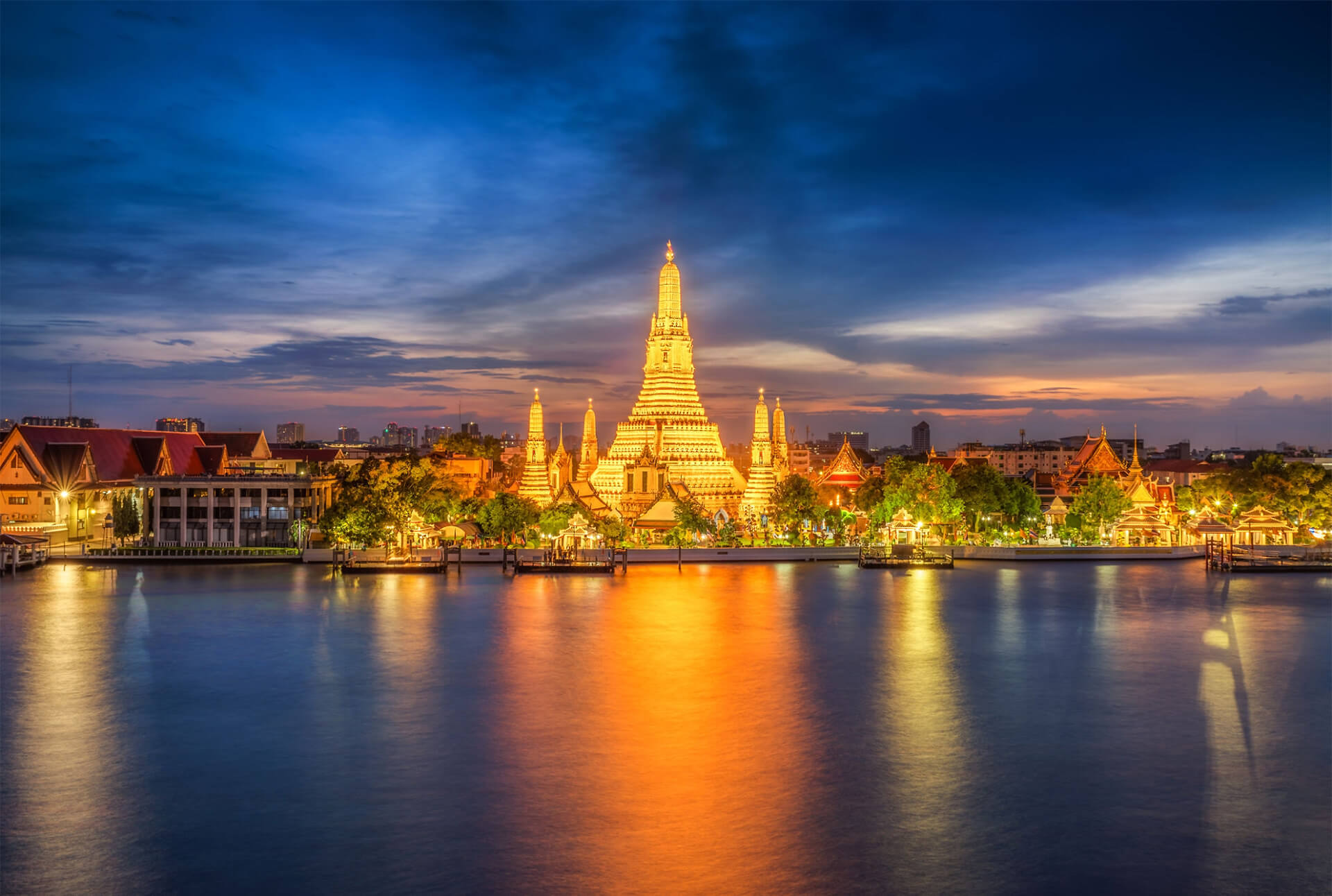 https://kaskad.tm-colors.info/wp/wp-content/uploads/2021/02/1177404879-sunset-city-skyline-at-Wat-Arun-temple-and-Chao-Phraya-River-Bangkok.jpg